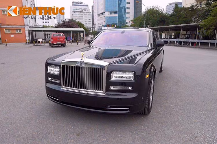 Những hình ảnh đầu tiên của chiếc xe siêu sang Anh quốc trong ngày "đập thùng" tại cảng nội địa ICD Mỹ Đình cho thấy đây là chiếc siêu xe sang Rolls Royce Phantom Series II phiên bản 2015. Được biết siêu xe này thuộc về một đại gia phía Bắc.