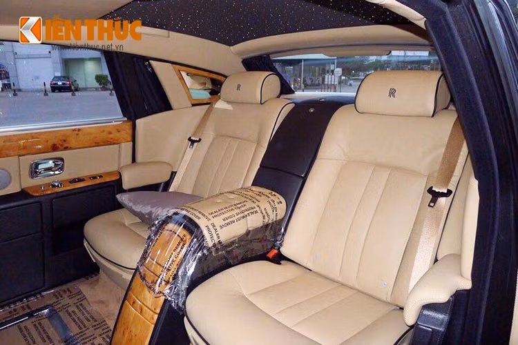 Bên trong, Rolls-Royce trang bị thêm cho Phantom Series II 2015 một bảng điều khiển đơn giản với màn hình LED 8 inch. Ghế ngồi bên trong xe được thiết kế đơn giản hóa, hệ thông âm thanh giải trí được nâng cấp hiện đại hơn so với trước.