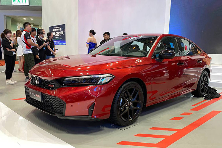 Vị trí thứ 7 thuộc về Honda Civic với doanh số 51 xe, tăng trưởng đến 218,7%. Việc mẫu sedan hạng C này có mặt trong top 10 không có gì lạ vì vào cuối tháng 10/2024, xe đã được bổ sung phiên bản nâng cấp. Số lượng xe đời cũ ở đại lý không còn nhiều và tâm lý chờ phiên bản mới của người tiêu dùng đã tác động đến doanh số của Honda Civic.