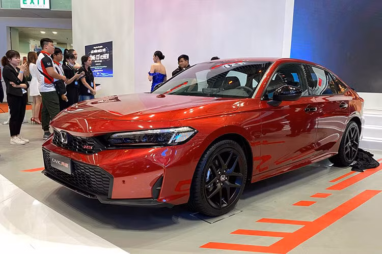 Vị trí thứ 7 thuộc về Honda Civic với doanh số 51 xe, tăng trưởng đến 218,7%. Việc mẫu sedan hạng C này có mặt trong top 10 không có gì lạ vì vào cuối tháng 10/2024, xe đã được bổ sung phiên bản nâng cấp. Số lượng xe đời cũ ở đại lý không còn nhiều và tâm lý chờ phiên bản mới của người tiêu dùng đã tác động đến doanh số của Honda Civic.