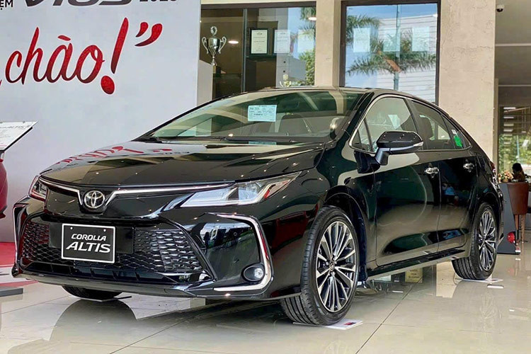 Đứng ngay phía sau Honda Civic là đối thủ cùng phân khúc Toyota Corolla Altis. Trong tháng 10/2024, người Việt đã mua 55 chiếc sedan hạng C này, tăng 48,6%. Cũng như sedan hạng trung, phân khúc sedan cỡ C hiện đang dần thoái trào ở thị trường Việt Nam vì người tiêu dùng ưa chuộng SUV, bán tải và MPV hơn.