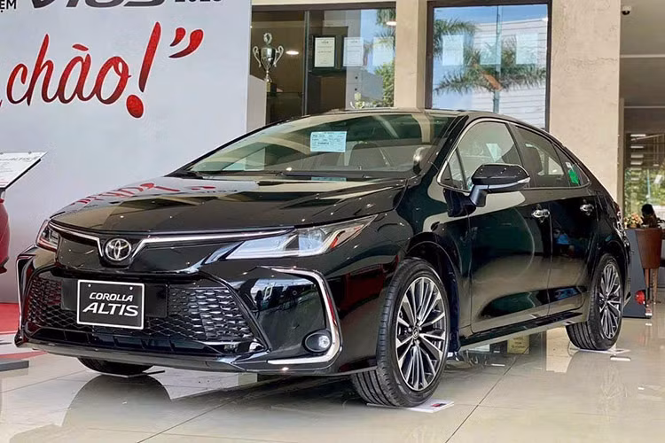 Đứng ngay phía sau Honda Civic là đối thủ cùng phân khúc Toyota Corolla Altis. Trong tháng 10/2024, người Việt đã mua 55 chiếc sedan hạng C này, tăng 48,6%. Cũng như sedan hạng trung, phân khúc sedan cỡ C hiện đang dần thoái trào ở thị trường Việt Nam vì người tiêu dùng ưa chuộng SUV, bán tải và MPV hơn.