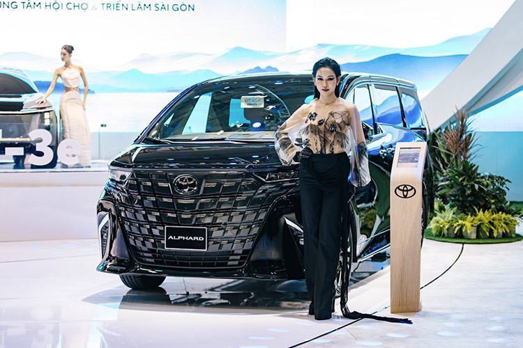 Mẫu xe bán kém thứ hai là Toyota Alphard với doanh số dừng ở mức 16 chiếc, tăng 23%. Với giá bán khởi điểm lên đến 4,37 tỷ đồng, Alphard vốn không dành cho số đông. Do đó, việc mẫu MPV cao cấp được mệnh danh "chuyên cơ mặt đất" này thường xuyên xuất hiện trong top 10 ôtô doanh số kém nhất thị trường trong từng tháng là điều không bất ngờ.