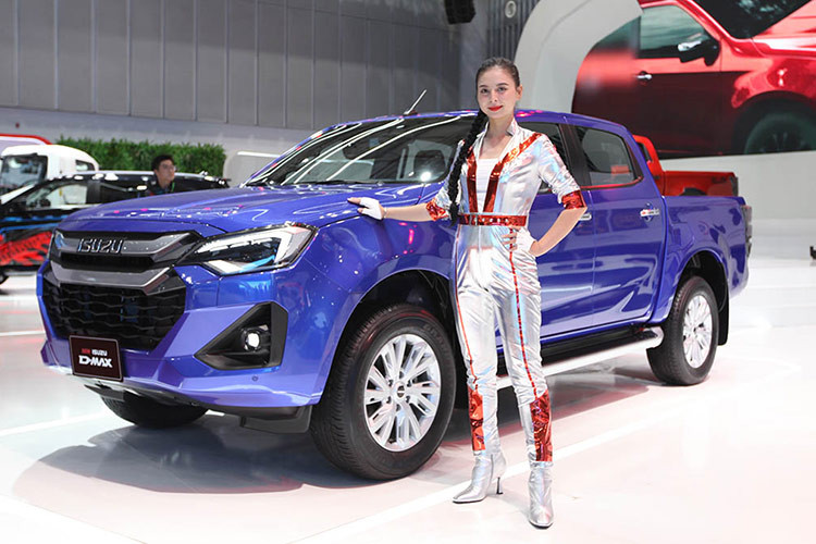 Mẫu xe còn lại trong top 10 là Isuzu D-Max với doanh số đạt 62 xe, tăng nhẹ 1,6%. Như vậy, cả hai mẫu xe con của thương hiệu Isuzu đều xuất hiện trong top 10 này. Tương tự người anh em Mu-X, Isuzu D-Max có điểm yếu là thiết kế và trang bị thua kém các đối thủ cùng phân khúc.