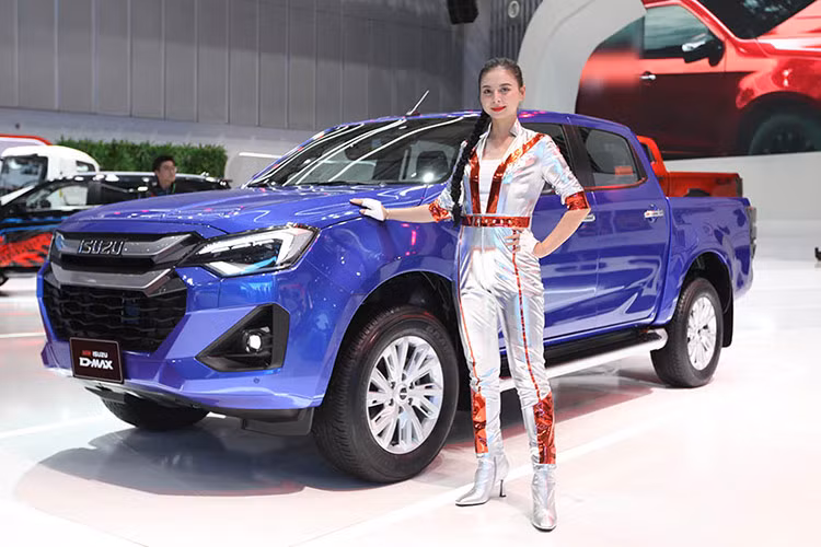 Mẫu xe còn lại trong top 10 là Isuzu D-Max với doanh số đạt 62 xe, tăng nhẹ 1,6%. Như vậy, cả hai mẫu xe con của thương hiệu Isuzu đều xuất hiện trong top 10 này. Tương tự người anh em Mu-X, Isuzu D-Max có điểm yếu là thiết kế và trang bị thua kém các đối thủ cùng phân khúc.