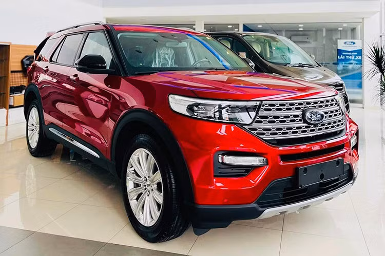 Tương tự tháng 9/2024, trong tháng 10 vừa qua, Ford Explorer cũng là một trong những mẫu xe bán kém nhất toàn thị trường. Mẫu SUV cỡ lớn này bán ra 41 xe, giảm 19,6%. Trong thời gian qua, Ford Explorer đã gặp không ít khó khăn tại Việt Nam vì giá bán cao, khởi điểm từ 2,099 tỷ đồng, và sự cạnh tranh của những đối thủ mới như Hyundai Palisade hay Volkswagen Teramont X.