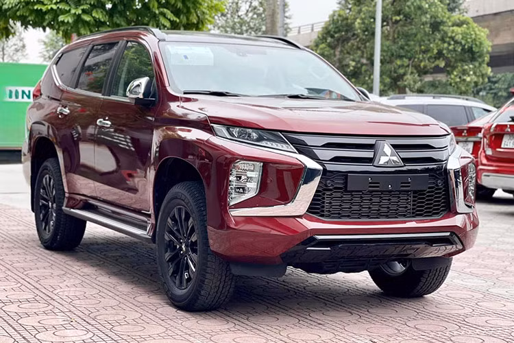Mitsubishi Pajero Sport cũng là mẫu xe quay trở lại top 10 ôtô bán kém nhất thị trường. Trong tháng vừa qua, hãng Mitsubishi đã bán được 58 chiếc Pajero Sport, giảm 14,7%. Có vẻ như chương trình ưu đãi 100% lệ phí trước bạ, cộng thêm phiếu nhiên liệu với tổng giá trị lên tới 148 - 171 triệu đồng của hãng Mitsubishi dành cho Pajero Sport chưa đủ sức hấp dẫn với khách hàng Việt.