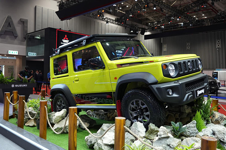 Mẫu xe quay trở lại top 10 ôtô bán kém nhất thị trường Việt Nam trong tháng 10/2024 là Suzuki Jimny. Mẫu xe này bán ra 33 xe, giảm 43,1%. Bên cạnh giá bán cao, khởi điểm từ 789 triệu đồng, Suzuki Jimny còn có những bất lợi khác như kích thước nhỏ, trang bị tiện nghi và an toàn cơ bản. Ngoài ra, xe còn được nhập khẩu nguyên chiếc từ Nhật Bản về Việt Nam với số lượng giới hạn.