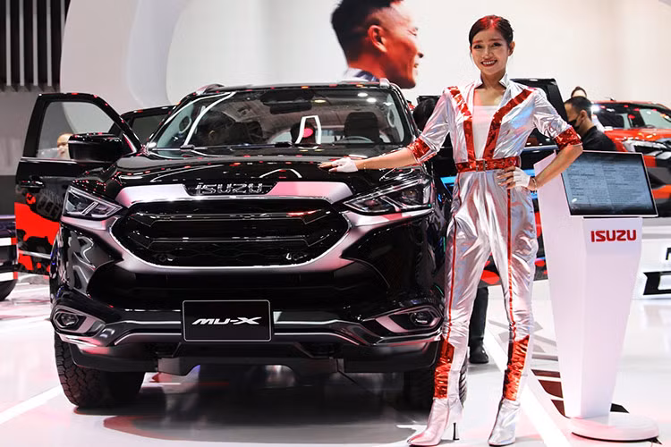 Vị trí thứ 3 trong top 10 thuộc về một cái tên quen thuộc khác là Isuzu mu-X. Doanh số trong tháng 10/2024 của mẫu xe Nhật Bản này đạt 23 xe, giảm 36,1%. Cũng như Honda Accord và Toyota Alphard, mẫu SUV hạng trung này thường xuyên "cắm rễ" trong top 10 xe "ế" nhất thị trường. Tuy nhiên, nguyên nhân khiến Isuzu mu-X bán kém không phải do giá mà bắt nguồn từ thiết kế và trang bị chưa hấp dẫn.