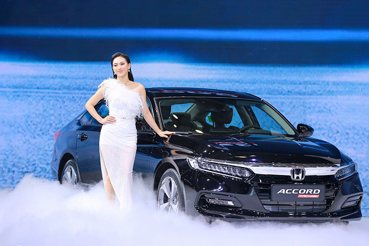 Mẫu xe bán ế nhất thị trường Việt Nam trong tháng 10/2024 là Honda Accord. Trong tháng vừa qua, hãng Honda chỉ bán được 4 chiếc Accord cho người Việt, giảm đến 50%. Honda Accord vốn là "gương mặt thân quen" trong top 10 ôtô ế nhất thị trường vì giá bán cao, khởi điểm từ 1,319 tỷ đồng, chỉ có 1 phiên bản và đã lâu không được nâng cấp về thiết kế hay trang bị.