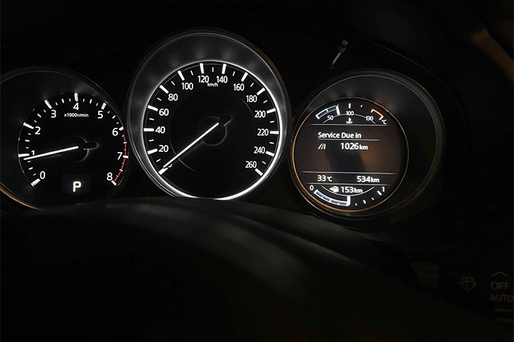 Về động cơ, Mazda CX-5 thế hệ mới vẫn sử dụng 2 phiên bản động cơ đã từng trang bị ở thế hệ đầu tiên là Skyactiv 2.0L (153hp/200Nm) và 2.5L (188hp/251Nm), đi kèm hộp số tự động 6 cấp. Đặc biệt, hai phiên bản 2.5L được trang bị thêm: Hệ thống hiển thị thông tin trên kính lái HUD thế hệ mới và hệ thống hỗ trợ an toàn i-Activsense.