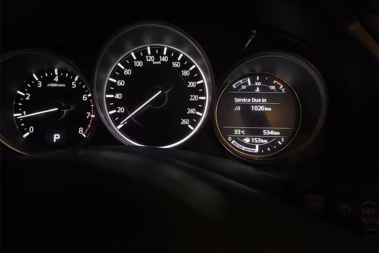 Về động cơ, Mazda CX-5 thế hệ mới vẫn sử dụng 2 phiên bản động cơ đã từng trang bị ở thế hệ đầu tiên là Skyactiv 2.0L (153hp/200Nm) và 2.5L (188hp/251Nm), đi kèm hộp số tự động 6 cấp. Đặc biệt, hai phiên bản 2.5L được trang bị thêm: Hệ thống hiển thị thông tin trên kính lái HUD thế hệ mới và hệ thống hỗ trợ an toàn i-Activsense.