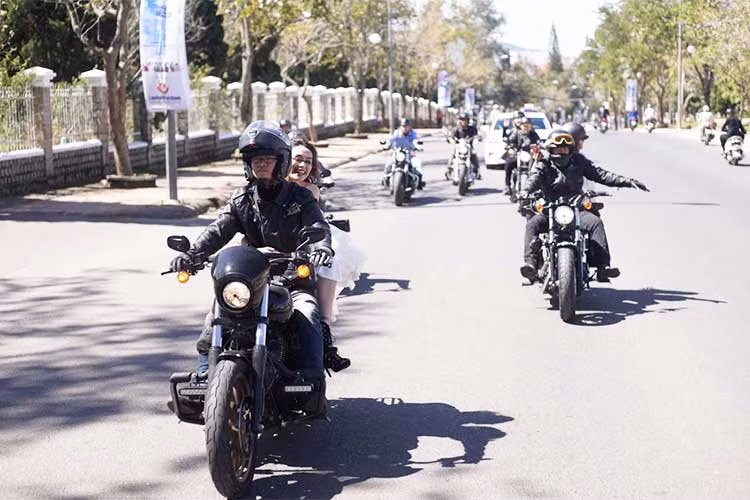 Tại Đà Lạt, đoàn xe môtô Harley cướp dâu đã diễu hành vòng quanh thành phố khiến nhiều người yêu xe phân khối lớn khá tò mò và thích thú.