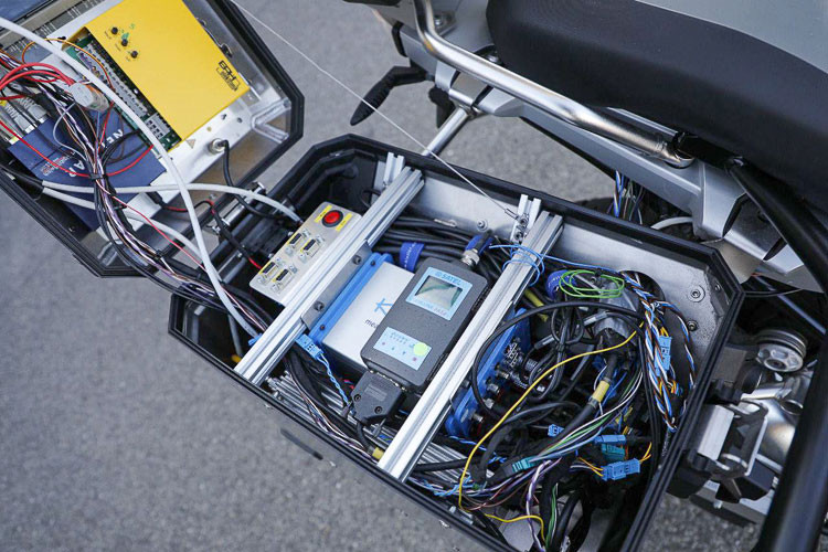 Chiếc Adventure hàng đầu thế giới là BMW R1200GSA được thương hiệu xe môtô phân khối lớn của Đức sử dụng để áp dụng và thử nghiệm công nghệ tiên tiến này, đáng chú ý là "bộ não" được đặt phía sau chiếc xe