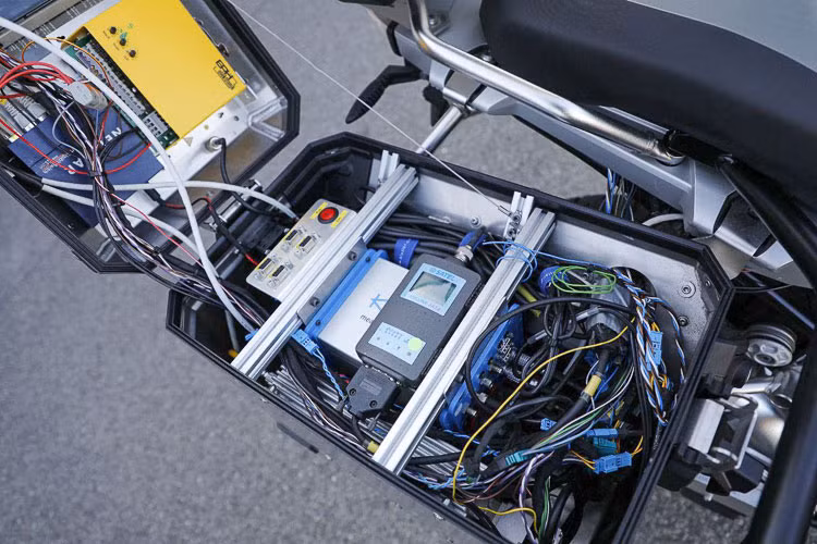 Chiếc Adventure hàng đầu thế giới là BMW R1200GSA được thương hiệu xe môtô phân khối lớn của Đức sử dụng để áp dụng và thử nghiệm công nghệ tiên tiến này, đáng chú ý là "bộ não" được đặt phía sau chiếc xe