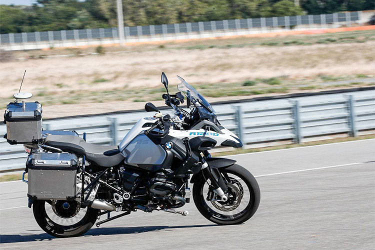 Theo như lộ trình, phiên bản hoàn chỉnh và có thể sẽ gọn gàng hơn của công nghệ xe máy không người lái này của BMW sẽ được hoàn thiện và ra mắt vào năm 2021 và hứa hẹn sẽ là bước đột phá trong ngành công nghệ xe 2 bánh trên toàn thế giới.