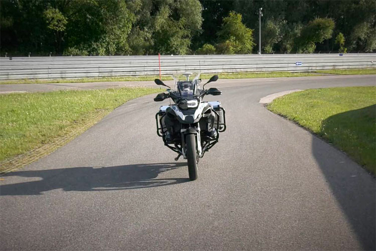 Đây là một bước tiến công nghệ hàng đầu mà BMW Motorrad áp dụng trên môtô phân khối lớn, đáng chú ý lại là một chiếc xe đường trường cỡ lớn, cồng kềnh như là BMW R1200GSA.