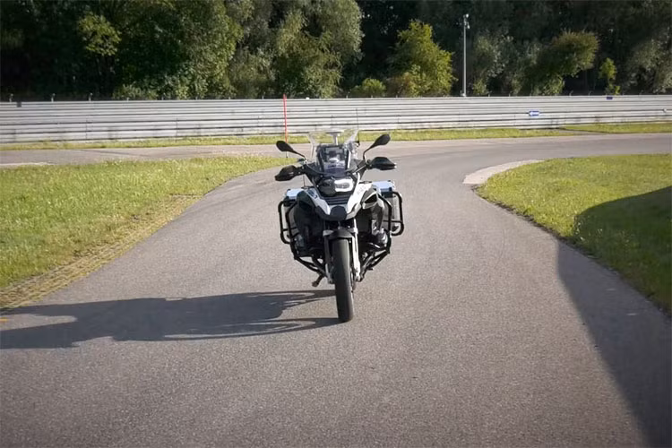 Đây là một bước tiến công nghệ hàng đầu mà BMW Motorrad áp dụng trên môtô phân khối lớn, đáng chú ý lại là một chiếc xe đường trường cỡ lớn, cồng kềnh như là BMW R1200GSA.