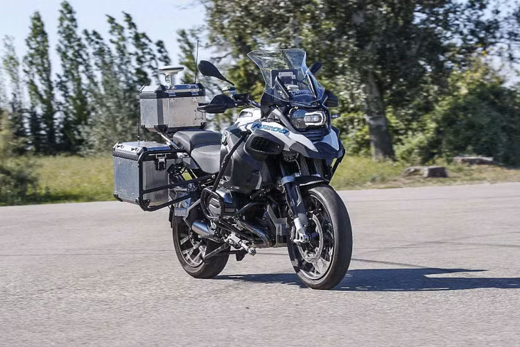 BMW Motorrad là thương hiệu môtô luôn đi đầu trong việc sử dụng các công nghệ hiện đại tích hợp trên những chiếc xe máy, bằng chứng là từ những chiếc xe có đời 198x thì những chiếc xe của hãng đã được tích hợp từ bộ phun xăng điện tử FI cho đến hệ thống phanh ABS.