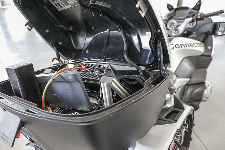 Vị trí hệ thống tự lái thông minh của chiếc BMW R1200GS này nằm tại 3 thùng nhôm được tích hợp cùng dàn đuôi, cho khả năng tự ôm cua và giữ thăng bằng khi di chuyển cực tốt như một tay lái môtô thực thụ.