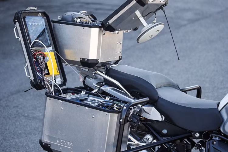 Luôn đi trước thời đại, lần này BMW Motorrad đã thực sự chinh phục các "biker lười biềng" bằng bộ não thông minh hoàn toàn mới trên chiếc Adventure BMW R1200GS tự lái, tự ôm cua và "đánh võng" này. 