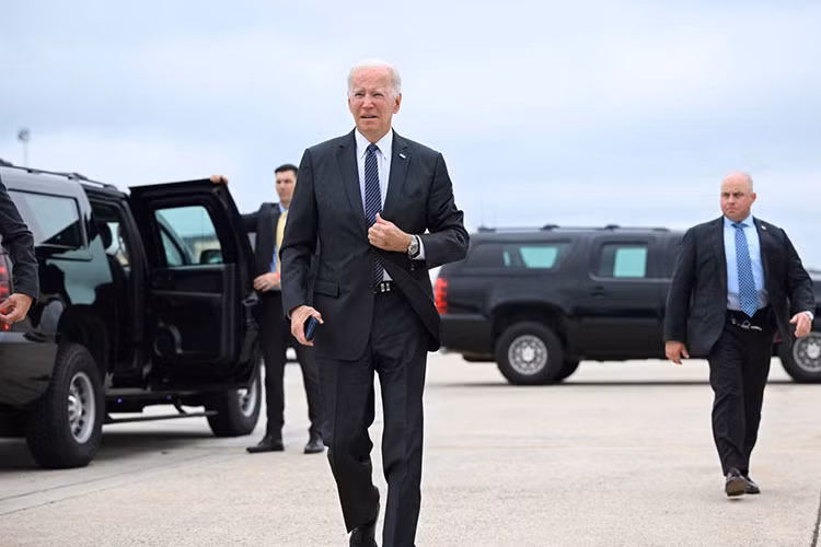 The Beast 2.0 trang bị vỏ và sàn bọc thép chống đạn, với kính dày 127mm, cửa dày 200mm (nặng ngang cửa máy bay dân dụng), đặc biệt tấm ốp gầm bảo vệ được xe trong cả những vụ nổ bom nhỏ. Trọng lượng cả xe lên tới 9 tấn, gần gấp đôi so với chiếc xe limousine bọc thép Mercedes S600 Pullman Guard.