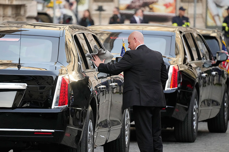 Không chỉ đặc biệt ở lớp vỏ siêu cứng, bộ lốp của The Beast 2.0 dùng loại cỡ lốp xe tải, gia cố bằng các bố thép và giáp Kevlar, đảm bảo xe có thể tiếp tục di chuyển ở tốc độ cao, ngay cả khi bị bắn thủng. Dù không công bố chi tiết bên trong, nhưng The Beast 2.0 sẽ vẫn có những thiết bị giúp người trong xe sinh tồn trong trường hợp bị tấn công bởi hỏa lực cầm tay hoặc vũ khí sinh học.