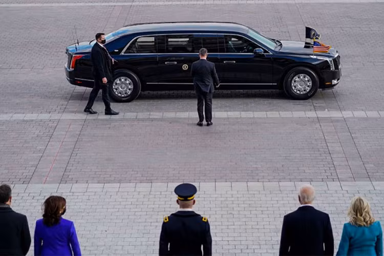 Mẫu Cadillac One đầu tiên được ông Obama sử dụng xuyên suốt 8 năm, qua 2 nhiệm kỳ. Thậm chí, mẫu xe này còn được Tổng thống kế nhiệm Donald Trump sử dụng tiếp do The Beast thế hệ mới chưa hoàn thiện. Được đưa vào sử dụng từ tháng 9/2018, Quái thú The Beast 2.0 có một số khác biệt so với The Beast "đời đầu". 