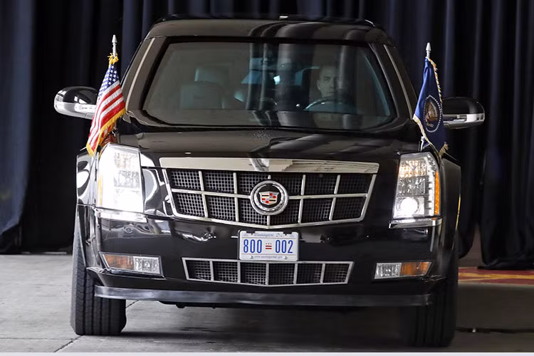 Ngoài việc phòng thủ, khả năng tấn công của The Beast 2.0 cũng rất đáng nể với các hộc lưu trữ súng tự động, sung phóng lựu dành cho mật vụ bảo vệ tổng thống để sẵn bên trong. Giá xe The Beast 2.0 có mức khoảng 1,5 triệu USD (tương đương 35 tỷ đồng) nhưng chi phí để phát triển nghiên cứu lên đến 16 triệu USD (tương đương hơn 360 tỷ đồng).