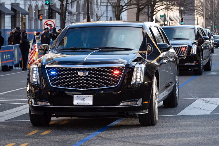 Chiếc limousine bọc thép The Beast 2.0 phục vụ ông Biden kể từ lễ nhậm chức cho đến hiện nay được gắn biển số 46, con số thể hiện Tổng thống thứ 46 của nước Mỹ. Trong khi, dưới thời Trump, cặp "Quái thú" gắn biển 800-002.