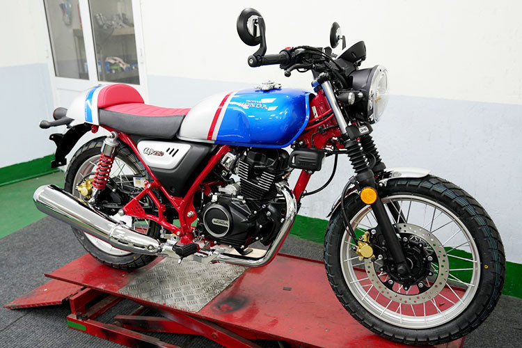 Honda CGX150 Cafe Racer 2025 mới là chiếc môtô mang phong cách classic vừa được mang về Việt Nam. Mẫu xe trong bài là phiên bản đặc biệt lấy cảm hứng từ chiếc Honda GB500 TT, nổi bật với bộ khung thép và lò xo giảm xóc màu đỏ.
