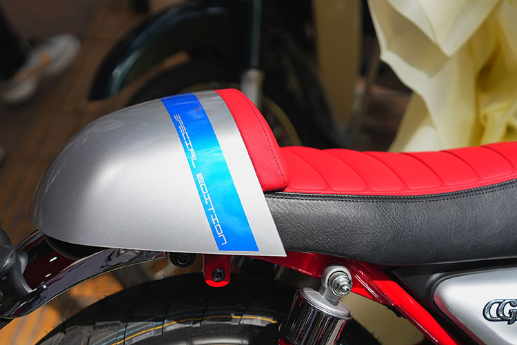Là mẫu xe thuộc dòng cafe racer nên CGX 150 có yên dạng liền từ trước ra sau kiểu gù bánh mì, chiều cao 740 mm, phù hợp với thể trạng của người châu Á. Khác với 2 bản roadster, CGX 150 cafe-racer được trang bị yên màu đỏ thay vì đen.