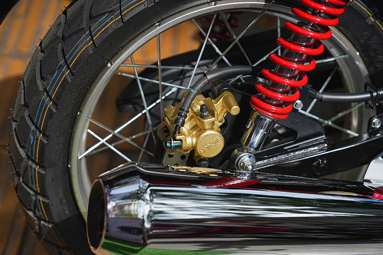 Honda CGX 150 được trang bị động cơ xylanh đơn, làm mát bằng không khí dung tích 149 cc, sản sinh công suất 12 mã lực, mô men xoắn 12,5 Nm. Đi cùng khối động cơ là hộp số côn tay 5 cấp. Xe đạt tốc độ tối đa khoảng 98 km/h.