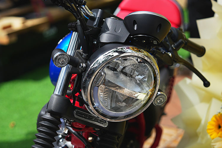 Đầu xe nhỏ gọn kiểu classic, chóa đèn chính dạng tròn viền chrome cỡ lớn, đèn báo rẽ được đặt rời sang 2 bên. Toàn bộ hệ thống chiếu sáng đều sử dụng công nghệ LED.