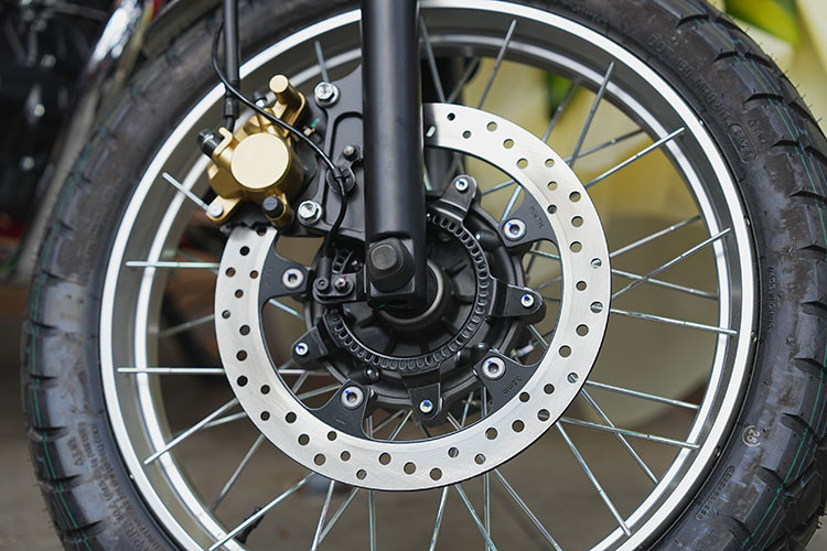 Honda CGX 150 bản đặc biệt được trang bị bộ lốp không săm, đi cùng vàn nan hoa chéo 17 inch, phanh đĩa trước và sau. Bánh trước được tích hợp công nghệ chống bó cứng phanh (ABS).