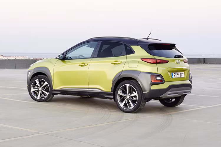 Được đặt tên theo một quận trên đảo Big Island ở Hawaii, Kona sở hữu thiết kế trẻ trung, phá cách và năng động. Thay vì nằm phía trên, chiếc xe được bố trí 2 đèn pha nằm cạnh lưới tản nhiệt Cascading Grille mới của Hyundai. Trong khi đó, cặp đèn LED chiếu sáng ban ngày thanh mảnh, sắc sảo ở vị trí đèn pha truyền thống khiến phần đầu của Kona trở nên thanh mảnh hơn.