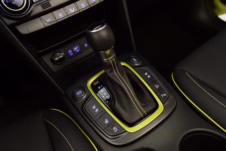 Phiên bản Kona cao cấp nhất còn có màn hình hiển thị trên kính HUD và bộ sạc điện thoại không dây chuẩn Qi. Toàn bộ các phiên bản của dòng xe sẽ đều được trang bị hệ thống phanh tự động cùng một loạt các hệ thống hỗ trợ an toàn khác. Tuy nhiên nhiều khả năng các trang bị này sẽ là tùy chọn trên bản rẻ nhất.