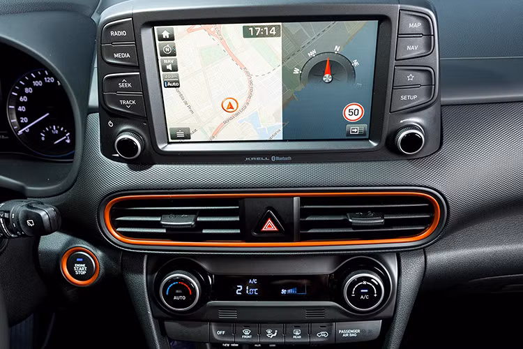 Tuy nhiên, những công nghệ được Hyundai tích hợp cho Kona mới là điểm khiến chiếc xe thu hút các khách hàng trẻ tuổi. Nằm phía trên bảng táp-lô là hệ thống thông tin giải trí thế hệ mới với màn hình cảm ứng 5, 7 hoặc 8 inch tùy phiên bản cùng đầy đủ các chức năng như kết nối smartphone, radio HD, camera lùi, bộ phát 4G...