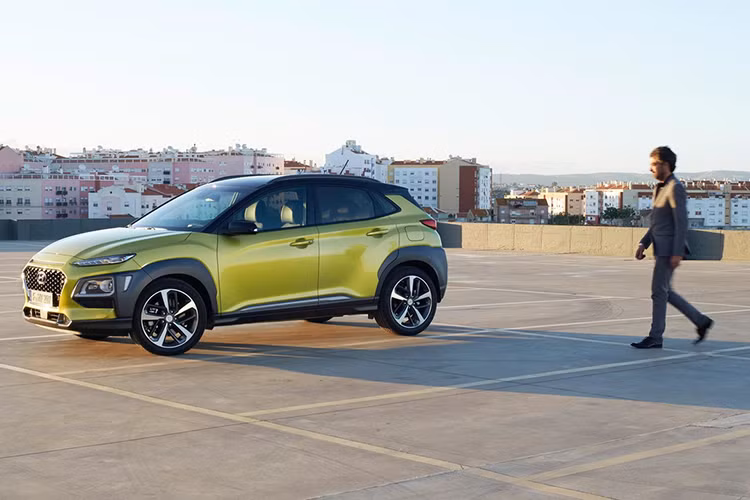 Mẫu xe ôtô Hyundai Kona đang nhận được nhiều sự quan tâm của khách hàng trên toàn thế giới. Theo Hyundai Motor, Kona dành cho thị trường Mỹ sẽ có 2 phiên bản động cơ là bản 1.0L và 1.6L Turbo. Đây cũng là những phiên bản động cơ đã xuất hiện tại thị trường Anh Quốc mới đây.