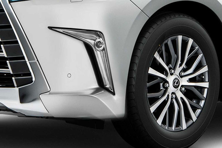 Với tên gọi này, chúng ta có thể dự đoán động cơ của dòng minivan mới của Lexus, cụ thể LM 300h có thể sẽ lắp máy xăng 4 xy-lanh dung tích 2.5L Hybrid Drive chia sẻ với người anh em ES300h mới, trong khi đó LM 350 sẽ lắp máy xăng V6 dung tích 3.5L hút khí tự nhiên (2GR-FKS) chia sẻ từ Toyota Alphard.