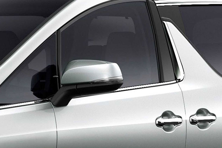 Có thể khẳng định Motor1.com đã bê nguyên thiết kế phần đầu xe (lưới tản nhiệt, đèn pha, cụm đèn sương mù) của dòng LX 570 lên mẫu minivan này và bao gồm cả thiết kế mâm, nhằm đưa ra bản phát thảo cho chúng ta hình dung về một mẫu minivan sang trọng của Lexus sắp tới sẽ trông như thế nào, ít nhất là ngay lúc này khi nó còn chưa được giới thiệu. 