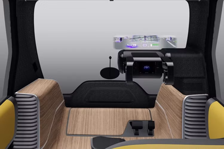 Theo Toyota, mẫu xe ôtô điện 2 chỗ BEV có tầm hoạt động 100 km và vận tốc tối đa 60 km/h, bán kinh góc cua rất nhỏ giúp xe có khả năng di chuyển linh hoạt trên những con đường nhỏ hẹp trong nội đô. Về mặt phong cách, hiển nhiên sự nhỏ gọn của Toyota BEV khiến nhiều người liên tưởng đến mẫu xe điện Smart ForTwo.