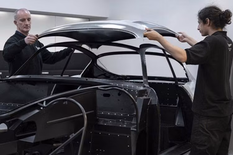 Việc sản xuất siêu xe Aston Martin DB4 GT Zagato Continuation được thực hiện ở Heritage Division tại Newport Pagnell, Buckinghamshire, Anh. Cũng như siêu xe đời đầu, DB4 GT Zagato Continuation được làm thủ công bởi đội ngũ thợ lành nghề nhất trong ngành cơ khí.