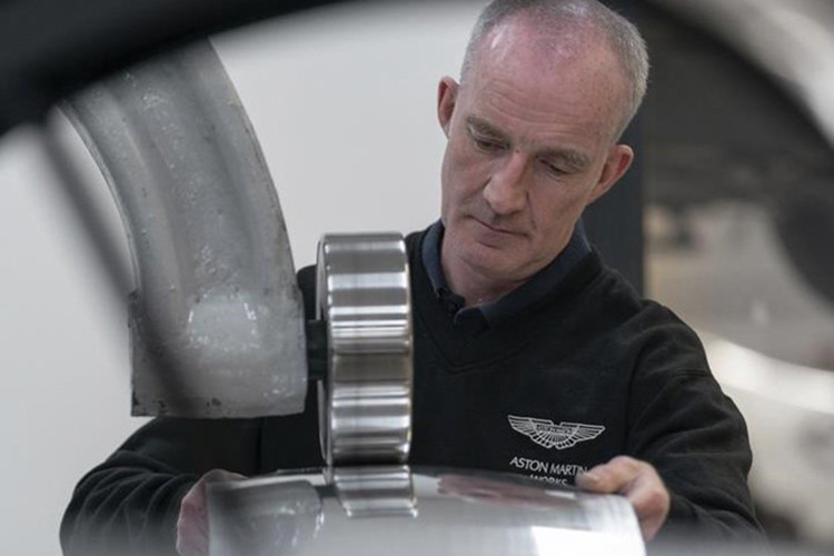 Siêu xe DB4 GT Zagato Continuation được sản xuất với số lượng giới hạn 19 chiếc. “Toàn bộ thợ thủ công lành nghề nhất của chúng tôi tập trung cho dự án này. Kỹ thuật truyền thống kết hợp với công nghệ hiện đại sẽ tạo nên sức mạnh của DB4 GT Zagato Continuation”, chủ tịch Paul Spires của Aston Martin Works cho biết.