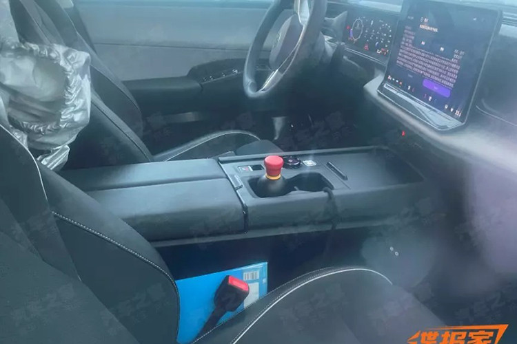 Phiên bản cao cấp của Teramont Pro có diện mạo thể thao hơn, thể hiện qua lưới tản nhiệt và hốc gió trung tâm dạng mắt cáo. Khe gió ở hai góc đầu xe được mở rộng, sơn đen bóng tương tự cản sau. Logo Volkswagen trên đầu xe và phía sau cũng được tích hợp đèn LED ẩn.