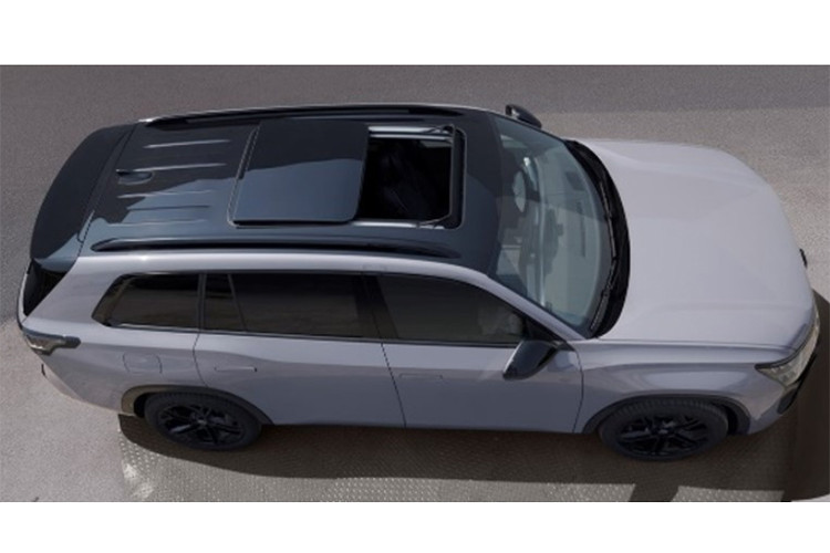 Cụm điều khiển trung tâm có bố cục tương tự Volkswagen Tiguan L Pro với núm xoay chỉnh âm lượng, chế độ lái, điều hòa, đi kèm một màn hình nhỏ. Ngoài ra, xe còn có bệ tỳ tay cỡ lớn, phanh tay điện tử, ngăn chứa đồ có nắp che và hai giá để ly.