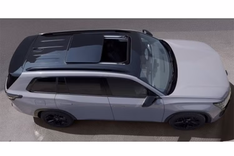 Cụm điều khiển trung tâm có bố cục tương tự Volkswagen Tiguan L Pro với núm xoay chỉnh âm lượng, chế độ lái, điều hòa, đi kèm một màn hình nhỏ. Ngoài ra, xe còn có bệ tỳ tay cỡ lớn, phanh tay điện tử, ngăn chứa đồ có nắp che và hai giá để ly.