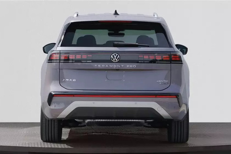 Hệ truyền động mild hybrid của Volkswagen Teramont Pro 2025 sử dụng động cơ xăng tăng áp EA888 thế hệ thứ năm, dung tích 2.0L. Khối động cơ này sản sinh công suất 271 mã lực, đi kèm hệ dẫn động bốn bánh toàn thời gian AWD. Vận tốc tối đa đạt 200 km/h, đồng thời hứa hẹn tiết kiệm nhiên liệu hơn. 