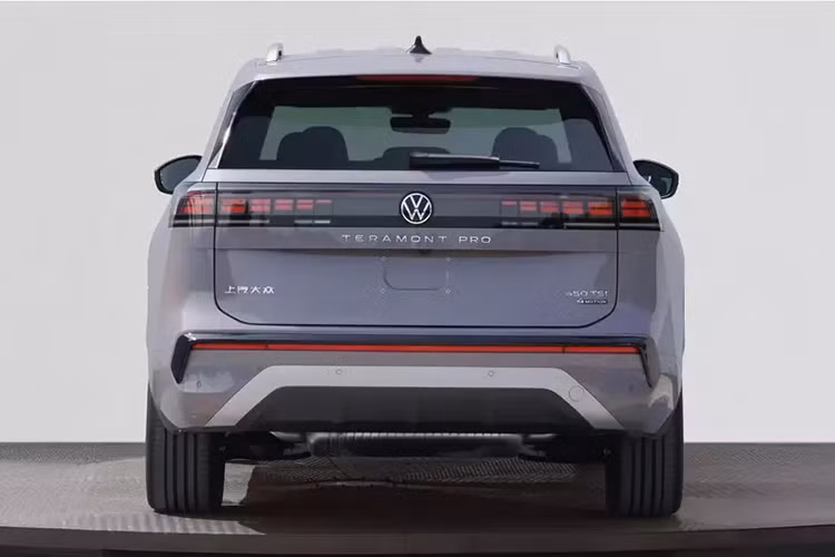 Hệ truyền động mild hybrid của Volkswagen Teramont Pro 2025 sử dụng động cơ xăng tăng áp EA888 thế hệ thứ năm, dung tích 2.0L. Khối động cơ này sản sinh công suất 271 mã lực, đi kèm hệ dẫn động bốn bánh toàn thời gian AWD. Vận tốc tối đa đạt 200 km/h, đồng thời hứa hẹn tiết kiệm nhiên liệu hơn. 