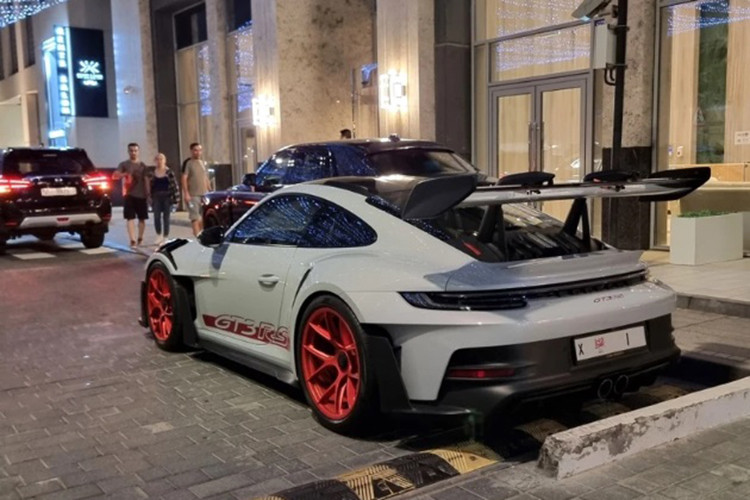 Theo nhiều nguồn tin, mức giá biển số xe Porsche 911 GT3 RS này có giá trị khoảng 9,5 triệu USD (241,77 tỷ đồng), gấp 19 lần mức giá trung bình của mẫu Porsche 911 GT3 RS thế hệ mới đang bán ra tại UAE. Hiện tại, đầu chữ "X" trên biển số này vẫn chưa được cung cấp cho các mẫu xe đăng ký tại Fujairah.